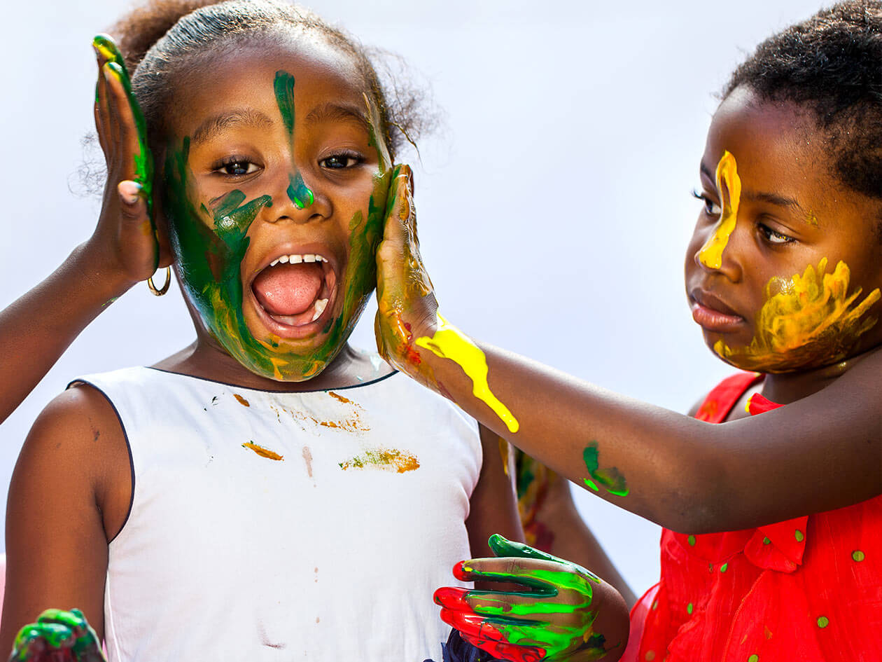 Immagine carosello bambini che giocano con i colori