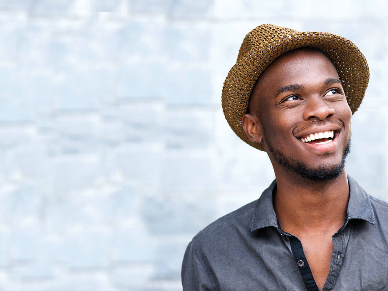 Immagine carosello ragazzo con il cappello che sorride